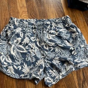 american eagle tropical shorts. in perfect condition!